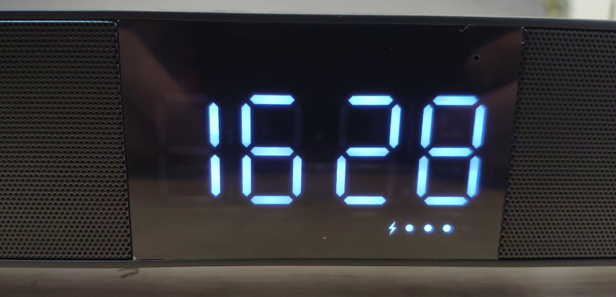 Mifa K3 LED display with a clock and battery level