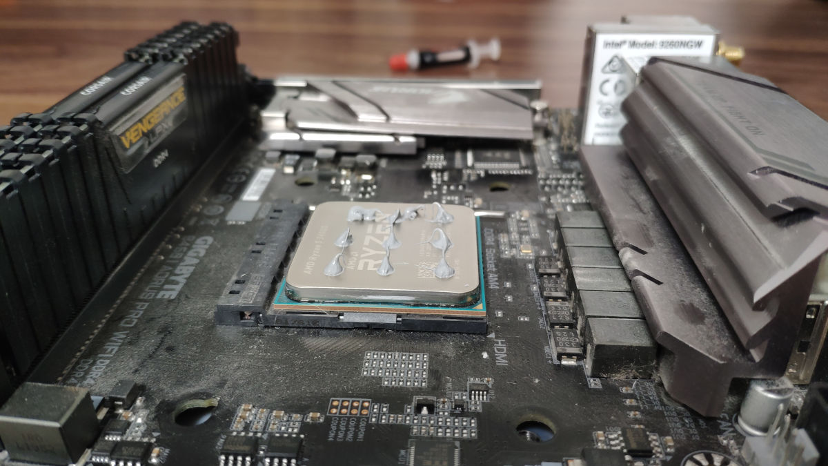 Applying thermal paste on the AMD Ryzen 3400G CPU