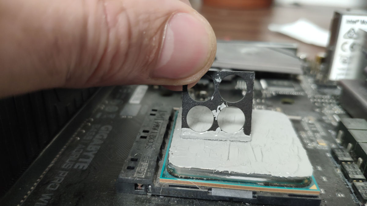 Spreading thermal paste before installing the CPU cooler