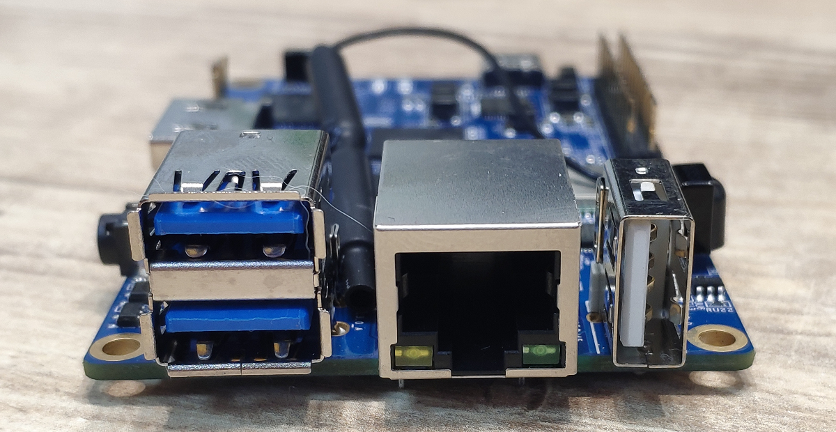 2xUSB2.0, 1xUSB3.0, and 1Gbit Ethernet port